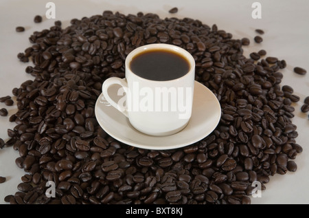 Eine Tasse Espresso Kaffee auf einen Haufen von Espresso Kaffee Bohnen Stockfoto