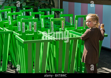 Alte grüne hölzerne Lebensmittelgeschäft Karren Markt in Farmers Market in Los Angeles, CA Stockfoto