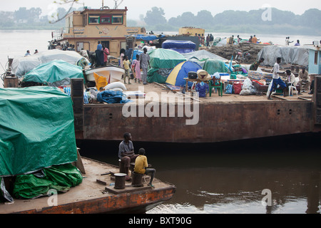 Juba-Port: große Fluss Lastkähne auf der Anklagebank gebunden sind. Einige tragen auch Südländer Wiedereinstieg in das Referendum zu registrieren Stockfoto