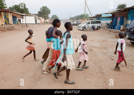 JUBA, Südsudan, 8. Dezember 2010: Cathy Groenendijk mit Mädchen außerhalb ihre Anlaufstelle. Stockfoto