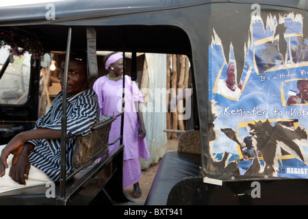 JUBA, Südsudan, Dezember 2010: Referendum Propaganda auf lokalen Tuk-Tuk taxis. Foto: Mike Goldwater / Christian Aid Stockfoto
