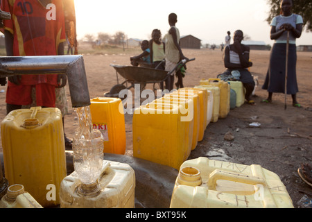 Juba: Studenten füllen Wasserkanister aus einer Bohrung an einer lokalen Schule in Gudale West, ein Gebiet von südsudanesischen neu besiedelt Stockfoto