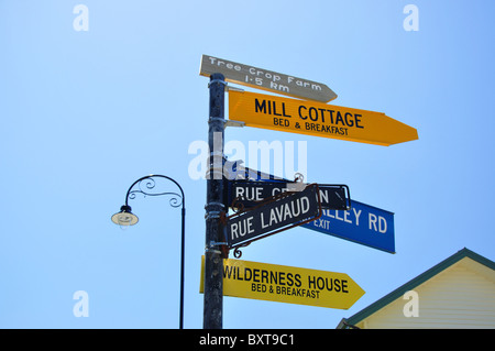 Französische Straßennamen auf Schild post, Rue Lavaud, Akaroa, Banks Peninsula, Canterbury, Neuseeland Stockfoto