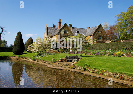 Ein Blick über den großen Teich der Coton Herrenhaus und Gärten, Northamptonshire, UK Stockfoto