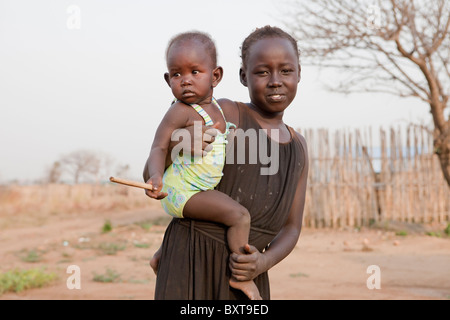 JUBA, Südsudan, 8. Dezember 2010: zwei Schwestern in Gudale West, eine Fläche von Southern Sudan Rückkehrer neu besiedelt Stockfoto