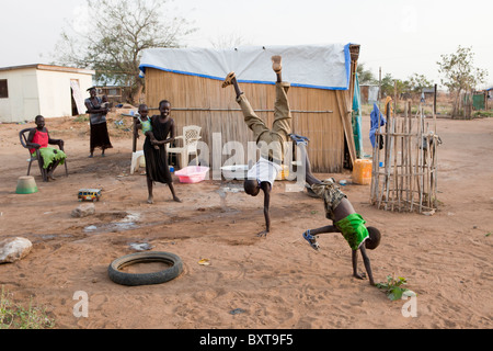 JUBA, Südsudan, 8. Dezember 2010: Jungen spielen in Gudale West, eine Fläche von Southern Sudan Rückkehrer neu besiedelt Stockfoto