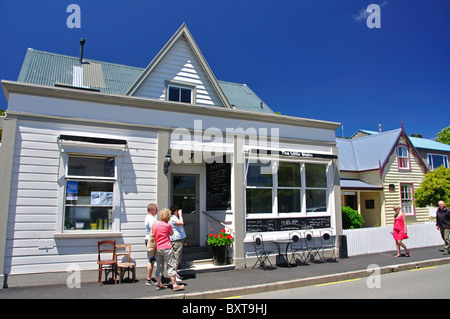 Das kleine Bistro-Restaurant, Rue Lavaud, Akaroa, Banks Peninsula, Canterbury, Neuseeland Stockfoto