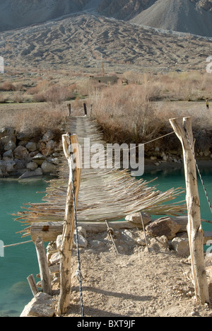 Steg befindet sich auf einem Teil des Pamir Highway in den Wakhan-Korridor Stockfoto