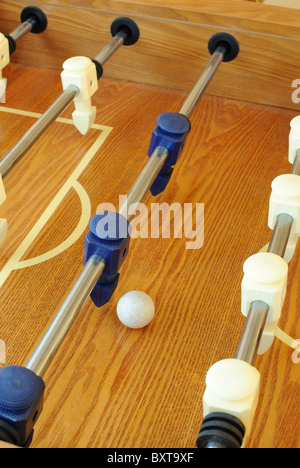 Tischfußball in ein Zimmer mit Teppichboden Stockfoto