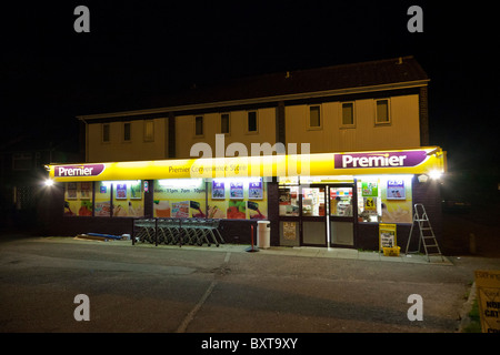 Führenden Convenience-Store in der Nacht in UK Stockfoto