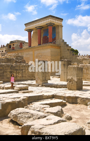 Palast von Knossos (Kreta) mit Mädchen vor Stockfoto