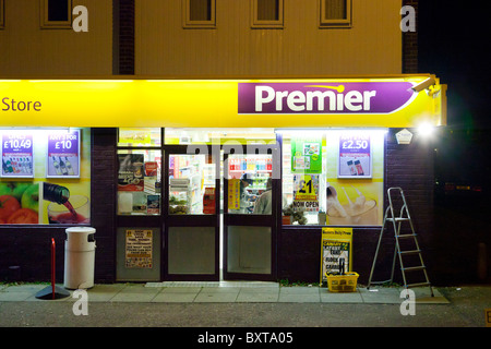 Führenden Convenience-Store in der Nacht in UK Stockfoto