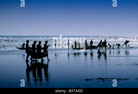 Puri, Orissa, Indien. Fischer zurück nach einem Arbeitstag in der Bucht von Bengalen vor der Küste von Ost-Indien. Stockfoto