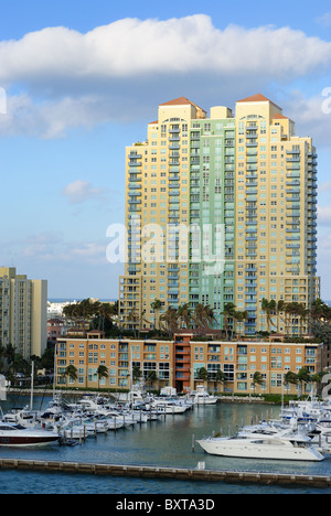 Skyline der Stadt von Miami, Florida am South Beach. Stockfoto