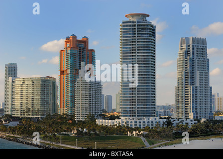 Skyline der Stadt von Miami, Florida am South Beach. Stockfoto