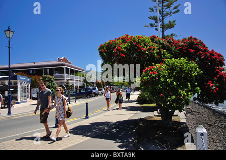 Waterfront-Szene, Beach Road, Akaroa, Banks Peninsula, Canterbury Region, Neuseeland Stockfoto