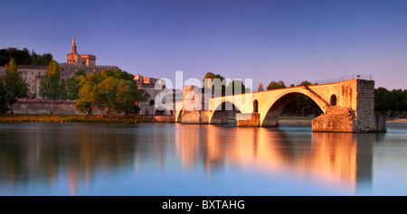 Früh morgens am Pont St. Benezet über der Rhone mit Palais des Papes, Avignon Frankreich Stockfoto