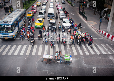 Thailand, Bangkok, beschäftigt 19. Februar 2010 immer Verkehr an der Ratchaprasong-Kreuzung im Zentrum von modernen Bangkok. Stockfoto