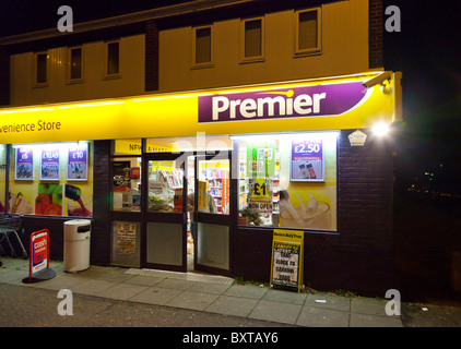 Führenden Convenience-Store in der Nacht in UK Stockfoto