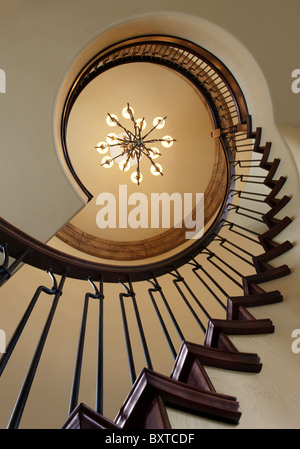 Eine Wendeltreppe in einem gehobenen modernen Residenz.  Diese Treppe ist aus einem flachen Winkel nach oben betrachtet. Stockfoto