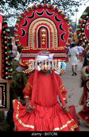 traditionelle Theyyam Tänzerin mit bunten Kostümen von einem Festival in Kerala, Indien Stockfoto