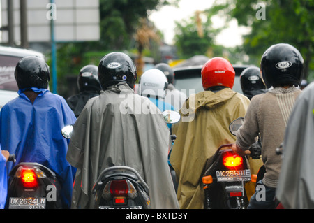 Motorradfahrer im tropischen Regen Stockfoto