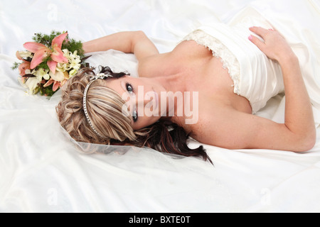 Kaukasische Braut Kleid hält Blumenstrauß Nahaufnahme Handauflegen Stockfoto