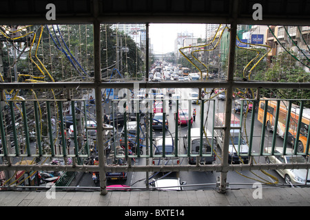 Verkehr auf neue Phetchaburi Road in der Nähe von Pantip Plaza Einkaufszentrum in Bangkok Stockfoto