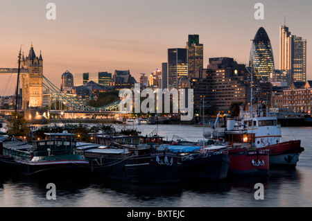 Europa, Großbritannien, England, London, Skyline der Stadt mit Heron-Tower-Dämmerung Stockfoto