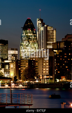 Europa, Großbritannien, England, London, Skyline der Stadt mit Heron-Tower-Dämmerung Stockfoto