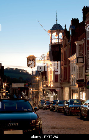 Europa, Großbritannien, England, Surrey, Guildford, Guildhall, Hautpstraße Dämmerung Stockfoto