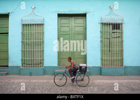 TRINIDAD: MANN AUF FAHRRAD Stockfoto