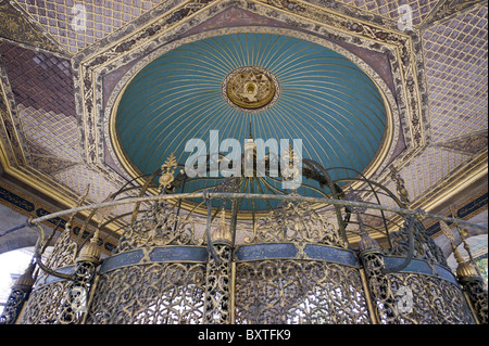 Sadirvan (Sblution Brunnen) im Innenhof der Hagia Sophia, Istanbul, Türkei. Stockfoto