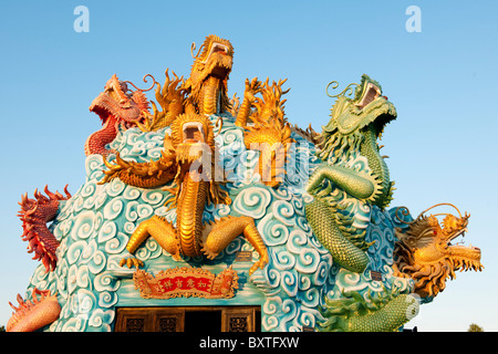 Drachenköpfe, Pagode am Fuße des Sam-Berges, Mekong-Delta, Chau Doc, Vietnam Stockfoto