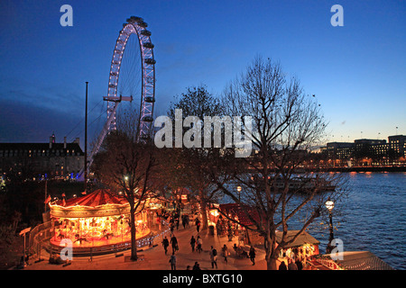 London, Kölner Weihnachtsmarkt am Südufer und London Eye Stockfoto