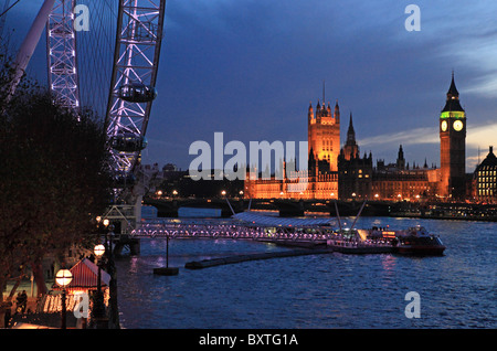 London, Houses Of Parliament und Big Ben, London Eye und Kölner Weihnachtsmarkt am Südufer Stockfoto