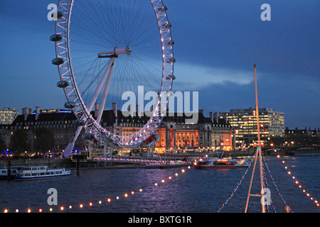 London, Themse und London Eye am Südufer zu Weihnachten Stockfoto