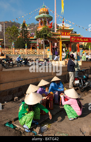 Mädchen, Verkauf von Weihrauch vor Chua Tay eine Pagode, Mekong-Delta, Chau Doc, Vietnam Stockfoto