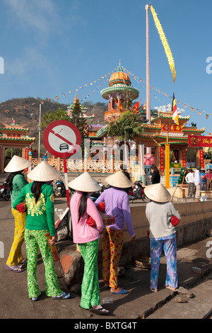 Mädchen, Verkauf von Weihrauch vor Chua Tay eine Pagode, Mekong-Delta, Chau Doc, Vietnam Stockfoto