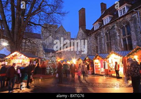 Winchester Weihnachtsmarkt, Winchester Cathedral Stockfoto