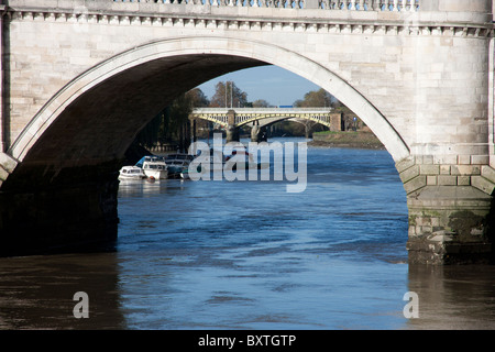 Blick durch den Torbogen in Richmond Bridge in Richtung stromabwärts Brücken Stockfoto