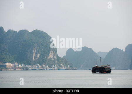 Boot vor der Halong City, Halong Bucht, Vietnam Stockfoto