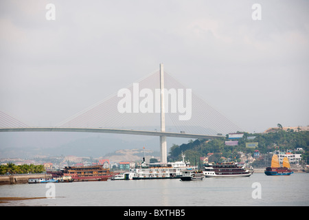 Hängebrücke, Halong Stadt, Halong Bucht, Vietnam Stockfoto