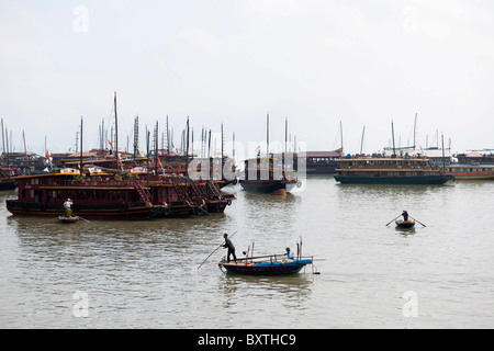 Bai Chay Hafen, Halong Stadt, Halong Bucht, Vietnam Stockfoto