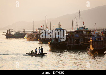 Bai Chay Hafen, Halong Stadt, Halong Bucht, Vietnam Stockfoto