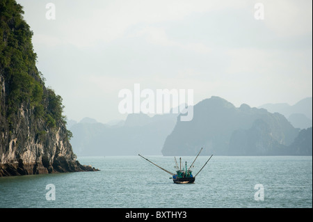 Angelboot/Fischerboot in Halong Bucht, Vietnam Stockfoto