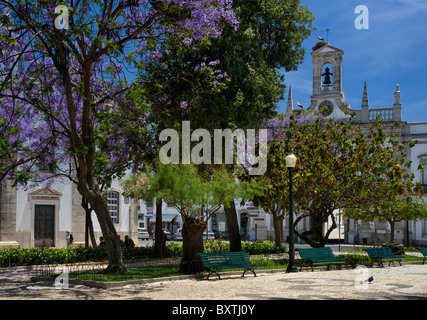 Portugal, Algarve, Faro, Jardim Manuel Bivar und den Arco Da Vila Torbogen in die Altstadt. Stockfoto