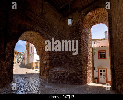 Portugal, Algarve, Bögen In die Mauern der Altstadt in Silves. Stockfoto