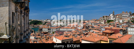 Portugal, Porto, Blick von der Dachterrasse des Stadtteils Ribeira vorbei an der Igreja Dos Agostinhos Kirche Stockfoto