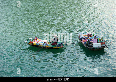 Schwimmende Shop auf einem schwimmenden Dorf in Halong Bucht, Vietnam Stockfoto